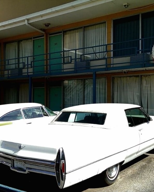 mightypnw's tweet photo. #martinlutherkingjr
#carsofhistory
The last stop on a tour of the National Civil Rights Museum in Memphis – the Lorraine Motel room and balcony where the Rev. Dr. Martin Luther King Jr was shot and killed, complete with vintage cars parked below.
.
#civilrights #blackhistory https://t.co/abpO1pqlJk