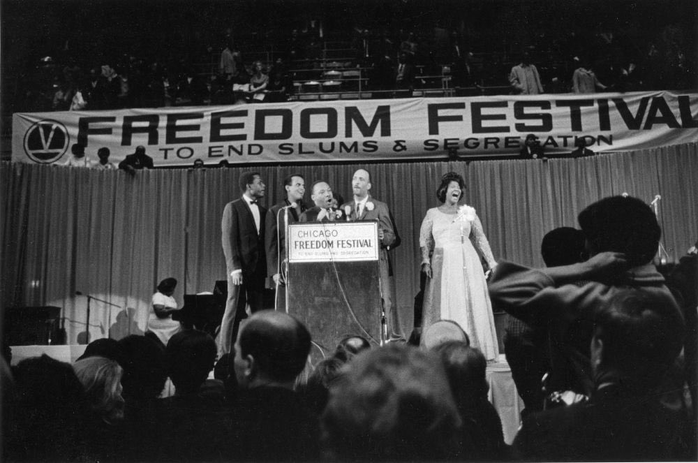 In honor of MLK Day, I want to share a thread about his year in Chicago (did yall know he spent time here?) In 1965, after the Voting Rights Act passed, Dr. King was asked to join the Chicago Freedom Movement to work on de facto segregation in education, housing, and employment