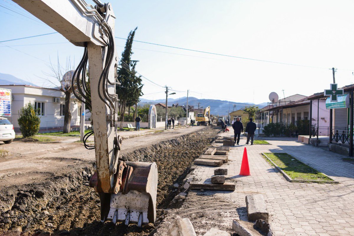 llatja's tweet photo. Rruga “Iljaz Kosova” po i nënshtrohet një rikonstruksioni të plotë 🛣 duke i dhënë zgjidhje kështu një gangrene disa vjeçare për më shumë se 8 mijë banorët e lagjes “Skënderbej” në Njësinë 3 #Elbasan.👌

#PunëJoGjumë 
#MbajmëPremtimet https://t.co/nYF6ZGC2fZ