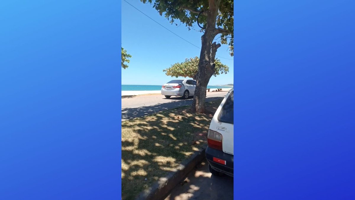 TellMiranda's tweet photo. Um carro foi flagrado na manhã desta segunda-feira (18), andando pelo calçadão da Praia do Riacho. Isso realmente é lamentável. Para piorar, a placa do veículo é de Guarapari. Triste exemplo. https://t.co/EuZgWdsVOq https://t.co/AVga5rRpyU