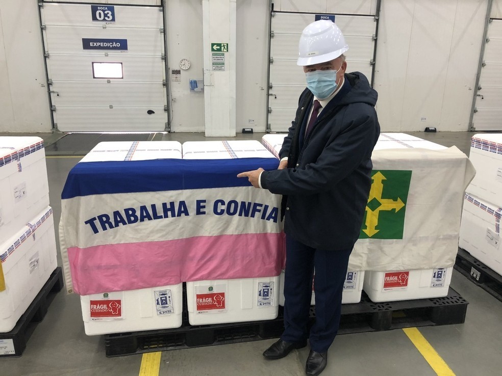 "Chegando hoje no ES, iniciaremos às 17h", diz governador sobre vacina contra Covid-19. Casagrande também falou que a vacinação começa pelos profissionais do hospital de referência no tratamento da doença no estado, o Jaime Santos Neves, na Serra. https://t.co/pnnRNOasKx