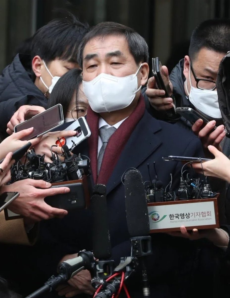 이새끼가 이재용 변호사 이인재다.
재판에서 박대통령 직권남용을 씨부린 개호로새끼다.
이새끼야 재용이 빼내자고 박대통령 직권남용을 재판에서 끈질기게 주장했지만 막말로 박대통령이 개인적으로 뭘 챙겼다고 그런 씹소리를 하냐.
변호를 그렇게 싸가지 없이 하니 재용이가 구속된거다. 씹새끼야