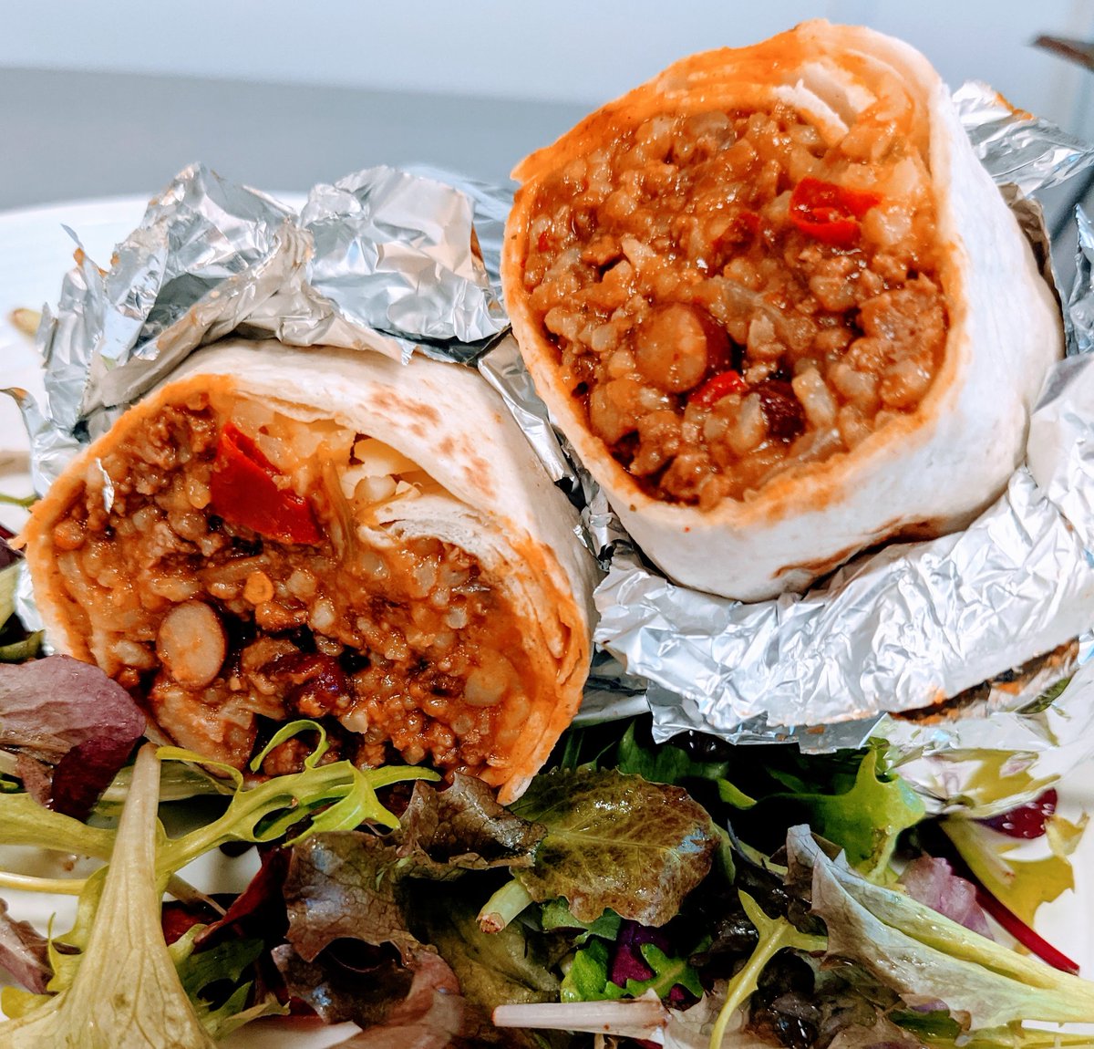 Heatherdew_p's tweet photo. Chilli and cheese beef burrito, with sour cream and guacamole 🥑 #Food #burrito #avocado #chef https://t.co/ybUntbrOry