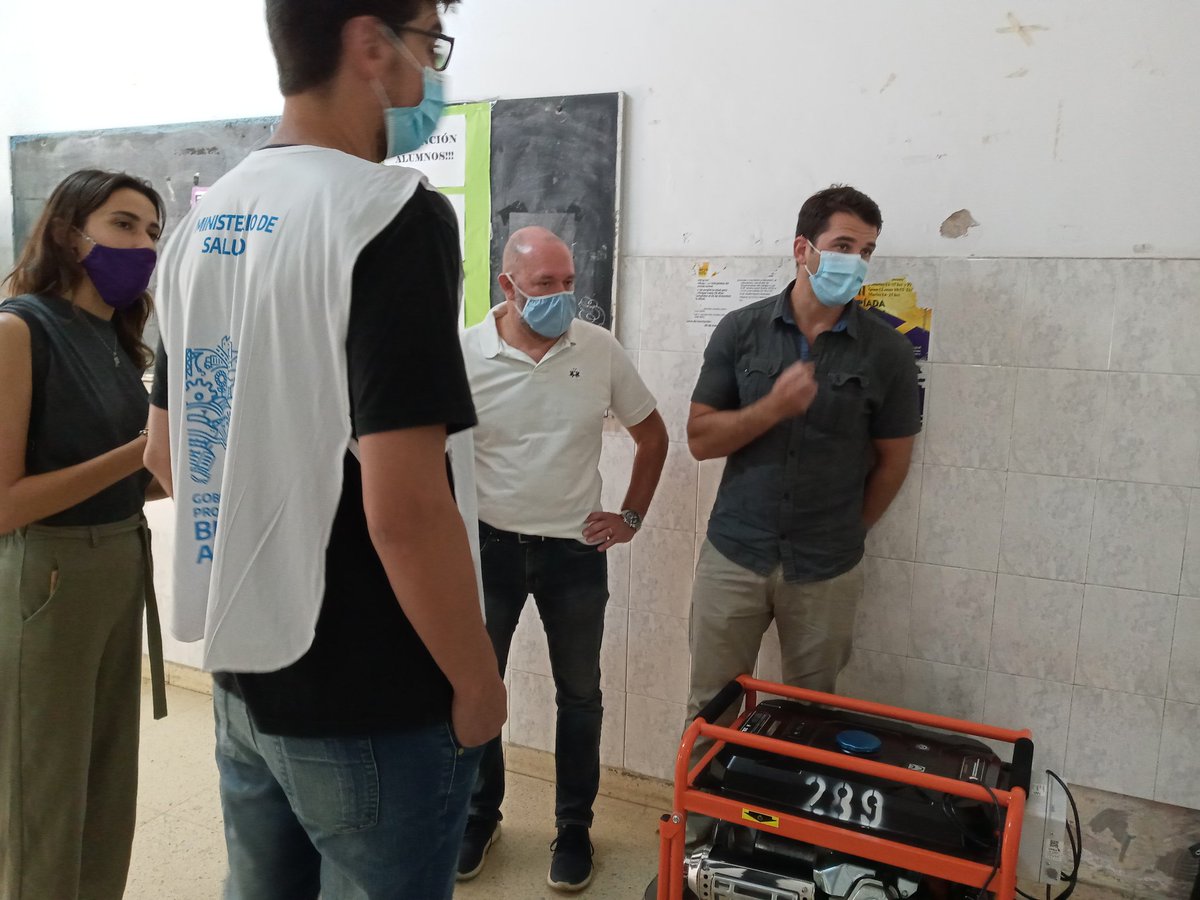 RegSanXI's tweet photo. Seguimos avanzando en la organización de la logística de la #VACUNACIÓN 💉contra el #COVID-19 en las Postas Sanitarias que funcionarán en las Escuelas 🏫

HOY▶recibimos el grupo electrógeno en el jardín 909, Primaria 129,11,10 y Centro de Formación n' 2 de La Plata 

@SaludBAP https://t.co/N0uojZAVGG