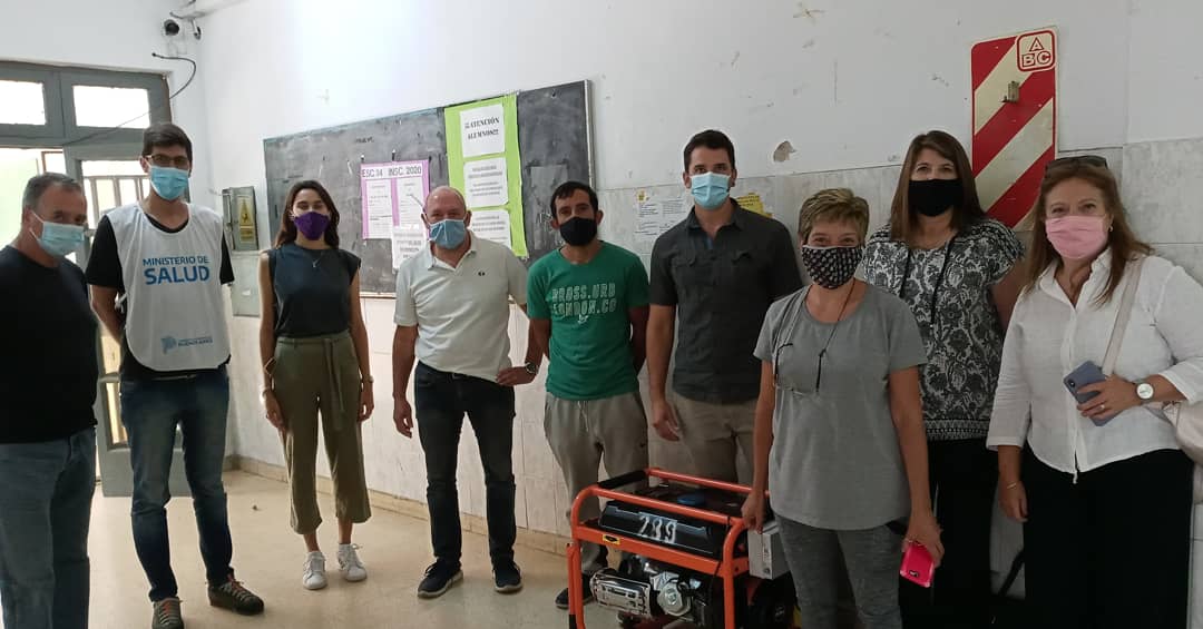 RegSanXI's tweet photo. Seguimos avanzando en la organización de la logística de la #VACUNACIÓN 💉contra el #COVID-19 en las Postas Sanitarias que funcionarán en las Escuelas 🏫

HOY▶recibimos el grupo electrógeno en el jardín 909, Primaria 129,11,10 y Centro de Formación n' 2 de La Plata 

@SaludBAP https://t.co/N0uojZAVGG