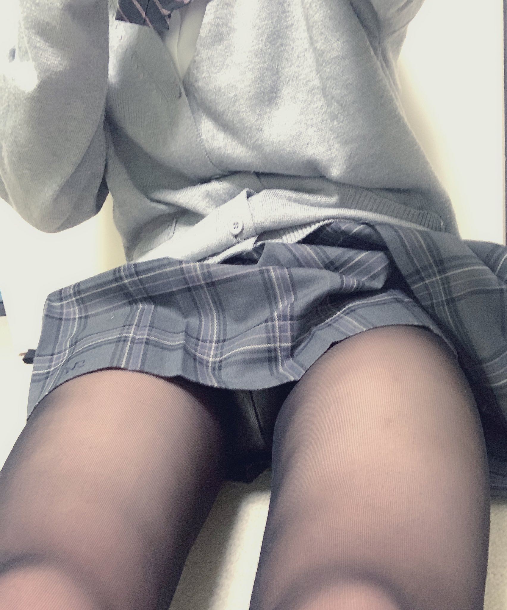 女子高生の太もも パンティ  / X