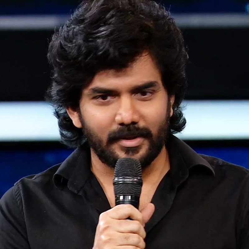 கொஞ்சம் சிரிப்புநிறைய சினிமாபடபடக்கும் பேச்சுக்குள்பல நூறு அர்த்தங்கள்வார்த்தைகளை அழகாய்கோர்க்க தெரிந்தவாயாடி வித்தகன்அவன் #Kavin |  #Lift