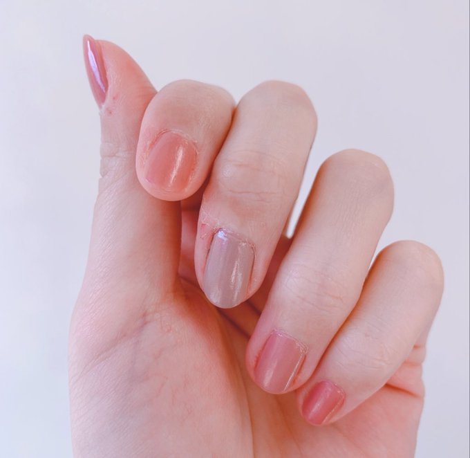 最近の爪
ピンクとグレーに全然見えないけどラメ入ってる 