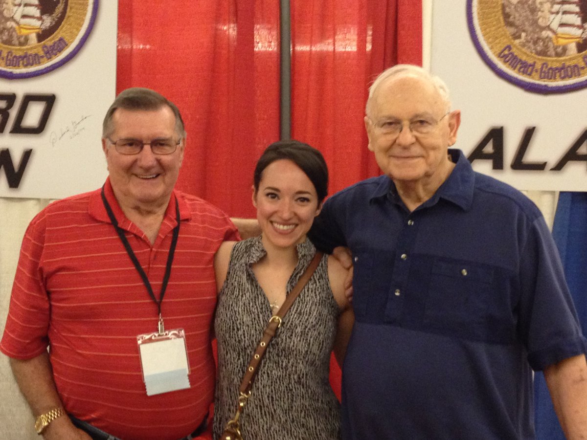 Sharing one of my all-time favourites today: the time I got a pic with Dick Gordon and Al Bean, the command module pilot and lunar module pilot of Apollo 12 respectively, in 2013 or 2014. A quick personal thread!