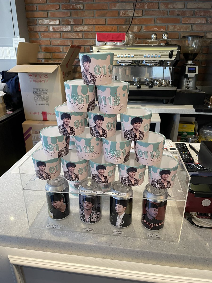 CHAMSAL_'s tweet photo. 논현역 생일카페! 앉아서 마시고 싶었으나 시간 없어서 후다닥 나온,, 멋진 이벤트 감사합니다❣️
#이_겨울_강동원이_스며든다
#HAPPYDONGWONDAY https://t.co/B7vXlffxRL