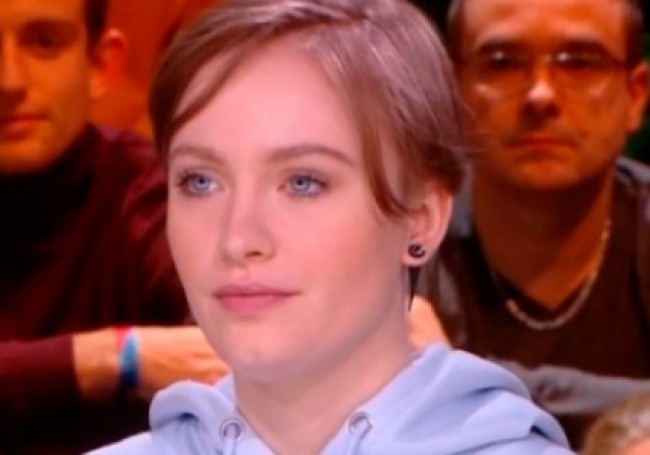 🇫🇷 FLASH | Mila, depuis la publication d’une vidéo dans laquelle elle critiquait #violemment l’islam, la lycéenne menacée et #harcelée, vit sous protection policière, à 17 ans elle vit comme les gens de Charlie Hebdo: #bunkérisée, dans la #clandestinité !
(LeFigaro) #Mila https://t.co/ADMUMSj8C9