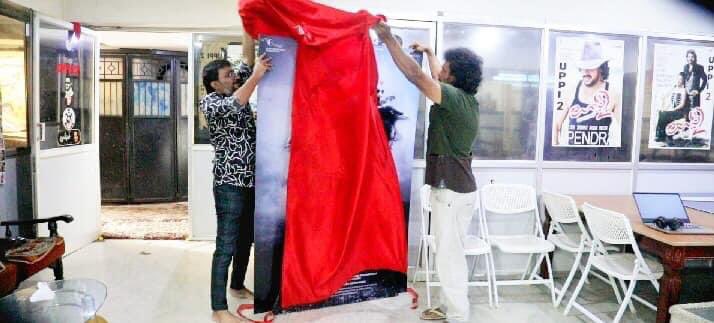 chandanuppi89's tweet photo. #PENTAGON Poster officially launched by #RealStar #Upendra.
Produced by #GuruDeshpande, #Pentagon an Anthology movie 5 Stories 5 Directors.
#Pentagon #PosterLaunched #Upendra #Gurudeshapnde @nimmaupendra @deshpandeguru1 https://t.co/HsbtsMp3Xx