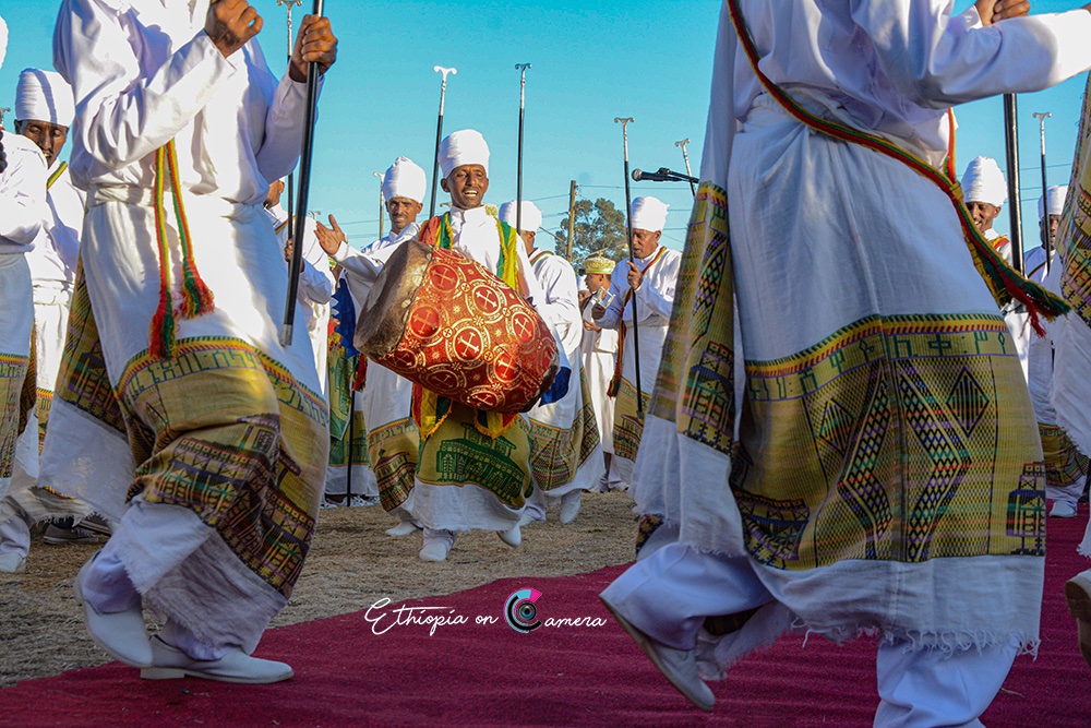 Ethioncamera's tweet photo. 2/5 While Timket commemorates John’s baptism of Jesus Christ in the river Jordan, the central symbolism of the ritual revolves around processions in which sacred #Tabots, representation of the #Ark of the Covenant. Wrapped in rich brocades are brought out for people to see. https://t.co/GVIUS337i7