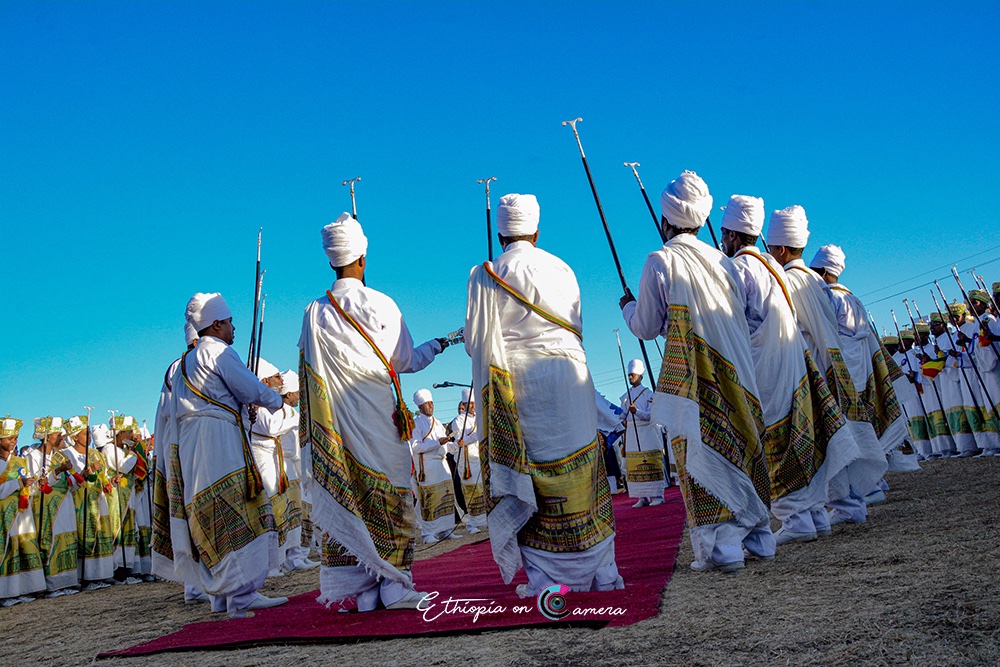 Ethioncamera's tweet photo. 2/5 While Timket commemorates John’s baptism of Jesus Christ in the river Jordan, the central symbolism of the ritual revolves around processions in which sacred #Tabots, representation of the #Ark of the Covenant. Wrapped in rich brocades are brought out for people to see. https://t.co/GVIUS337i7