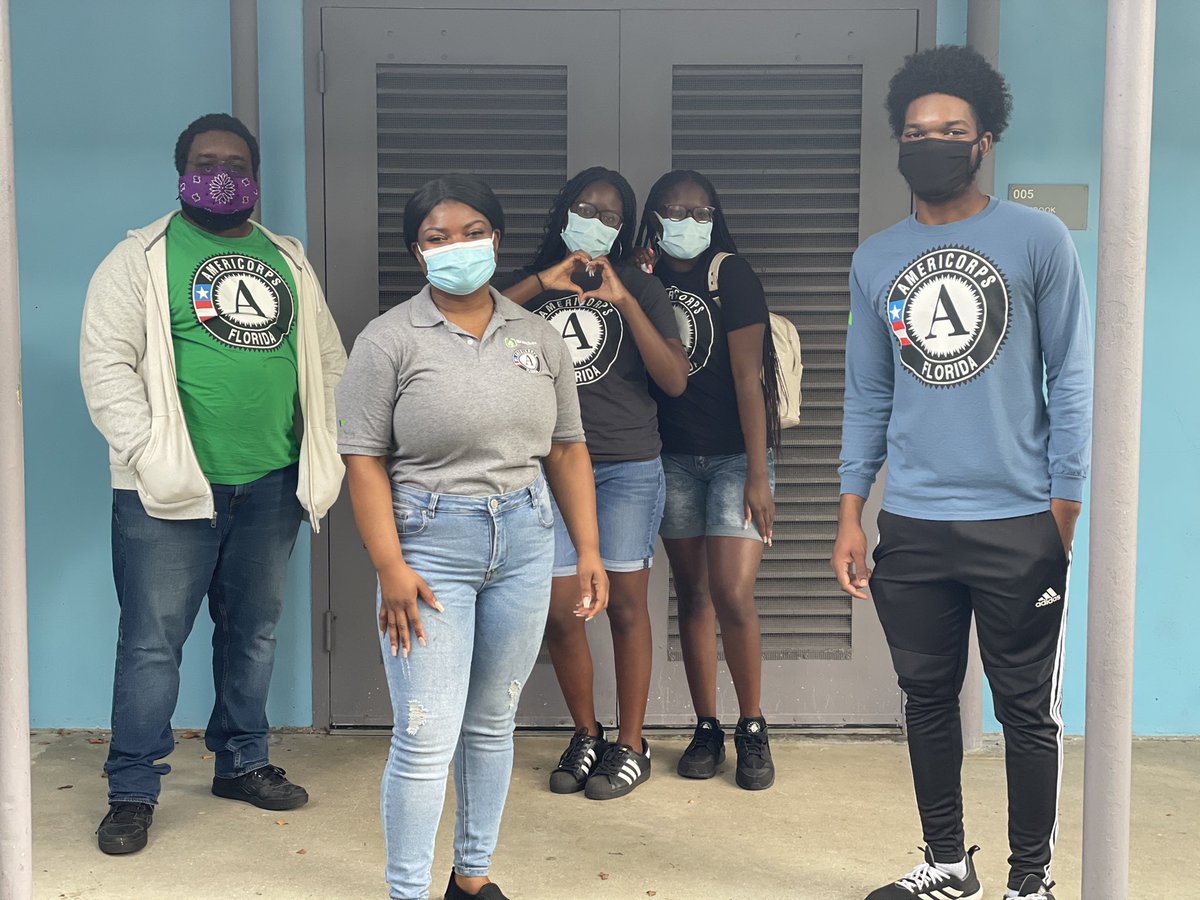 BranchesFL's tweet photo. We’re so happy to serve at #LakeviewElementary today with this amazing group of #volunteers!
A special thank you to Terry Lamar for this beautiful mural that our volunteers are painting today.
@MLKDay #branchesfl #MLKDay #MLKDayON #volunteering https://t.co/OSHRfrO89a