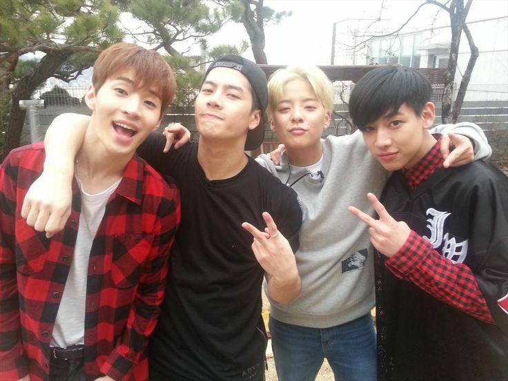 Literally Amber having good taste in friends...Amber, V, Ten, Luna, Henry, Jackson and Bambam