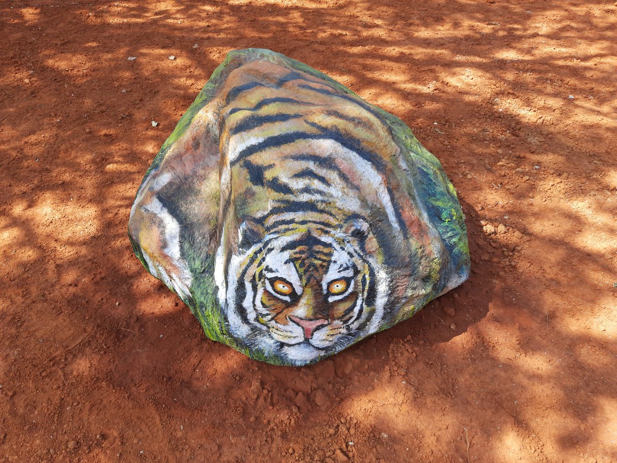 SrCDO_YPR's tweet image. Karnataka has a vast pool of ancient &amp;amp; rich heritage, depicting an extraordinary &amp;amp; golden historic era, which needs to be preserved, promoted &amp;amp; celebrated.
Pls see heritage garden of YPR yard.
Do notice the 3D paintings on boulders in last pic.
@srdmesbc 
@drmsbc 
@SWRRLY