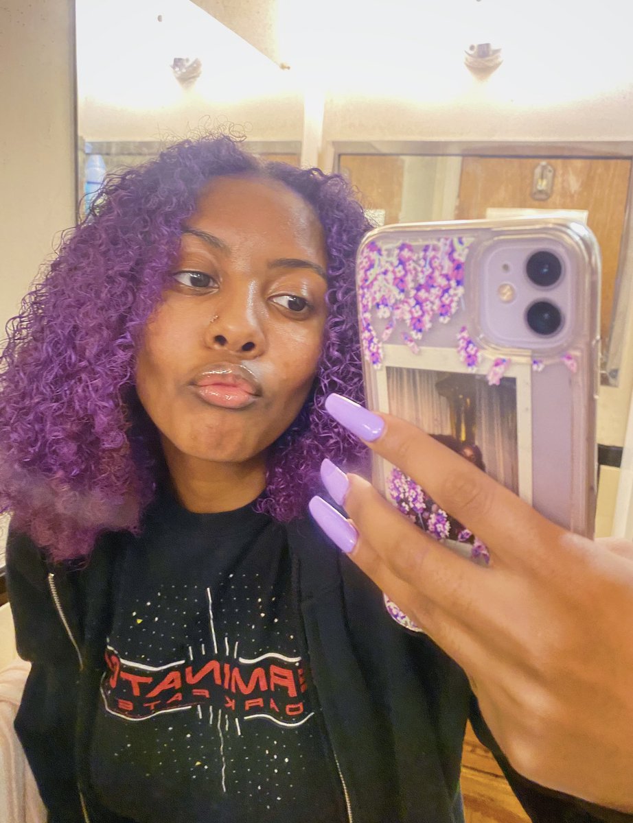 emnetee's tweet image. the e-girl in question 🥀☠️🗝💜🕊