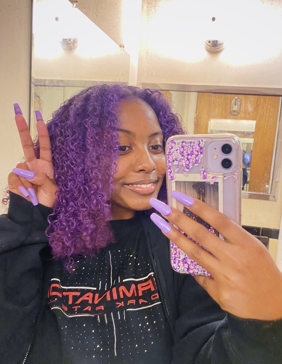 emnetee's tweet image. the e-girl in question 🥀☠️🗝💜🕊