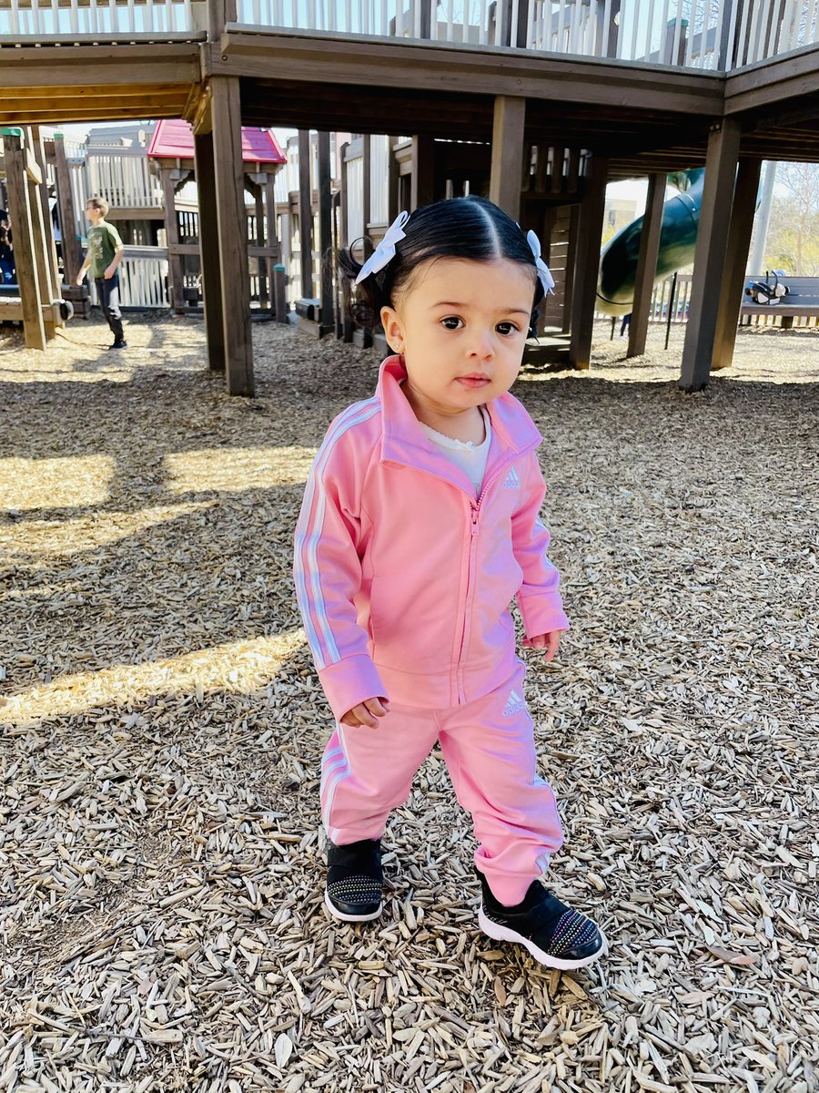isabae_t's tweet photo. Beautiful day to be outside with my two favorite people 💞 https://t.co/h8l6avxBcm