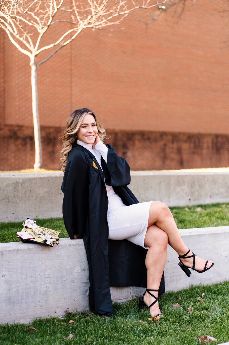 amandar286's tweet photo. Grad photos are in 🍾 https://t.co/Q8Ns9SttBl