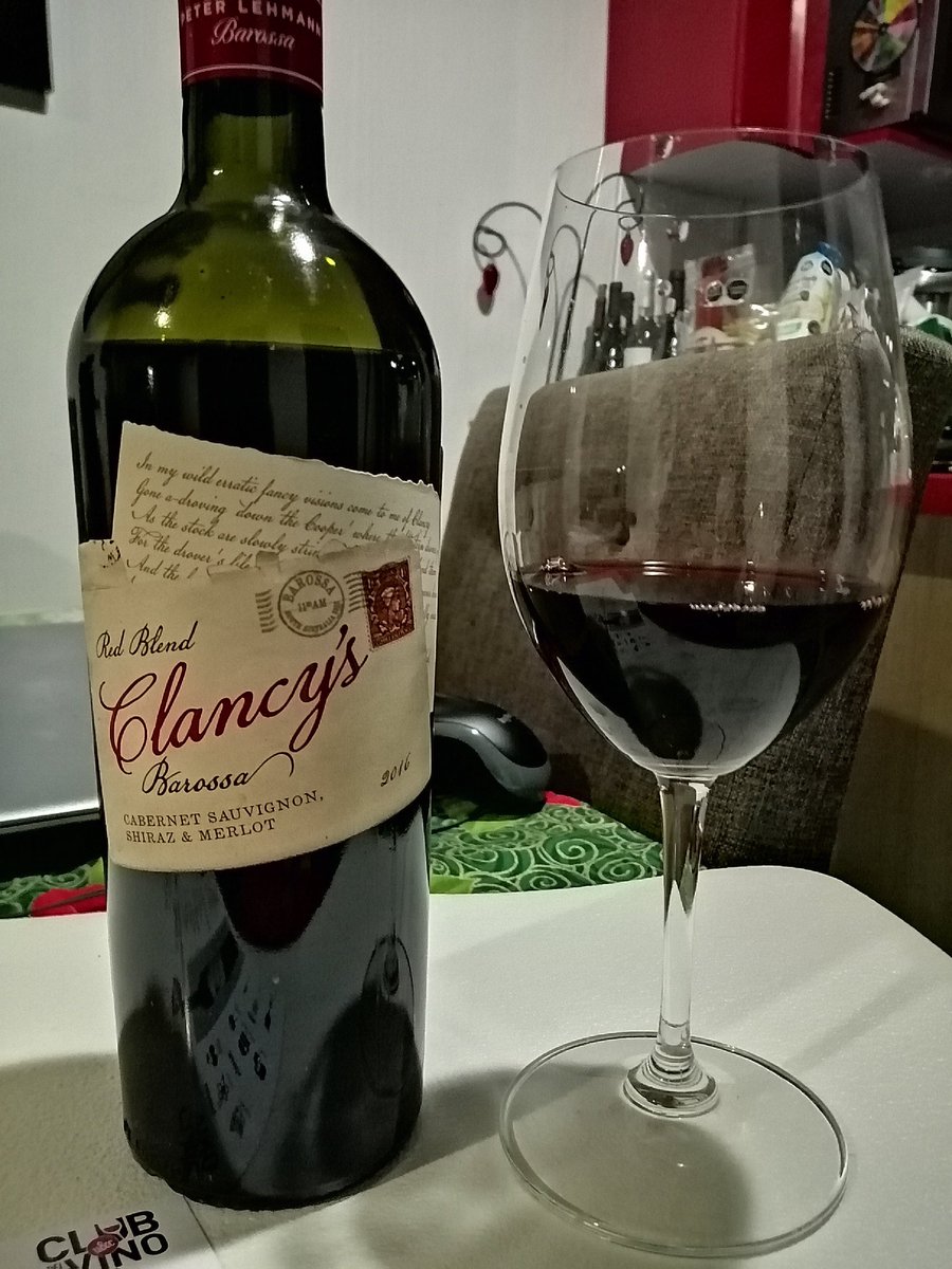 vane_browners's tweet photo. Hoy quiero recomendar y presentarles la cata de este vino que nuestros amigos de @UvayCorcho dieron como el vino del mes... Uva y corcho es una tienda y club de vinos en Guadalajara en donde por un pago mensual de membresía cada mes te hacen llegar a tu casa el https://t.co/WGRtf86q6H