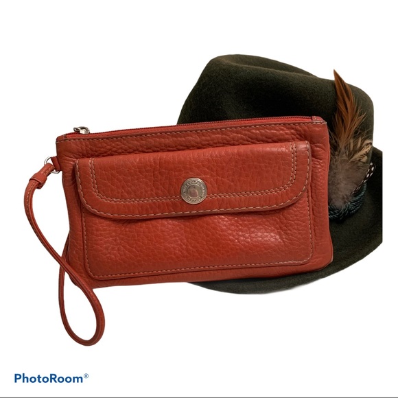 GinaMenarde's tweet photo. So good I had to share! Check out all the items I'm loving on @Poshmarkapp #poshmark #fashion #style #shopmycloset #coach #samedelman #rayban: https://t.co/MF0xt2uR6L https://t.co/he0A91D5cI
