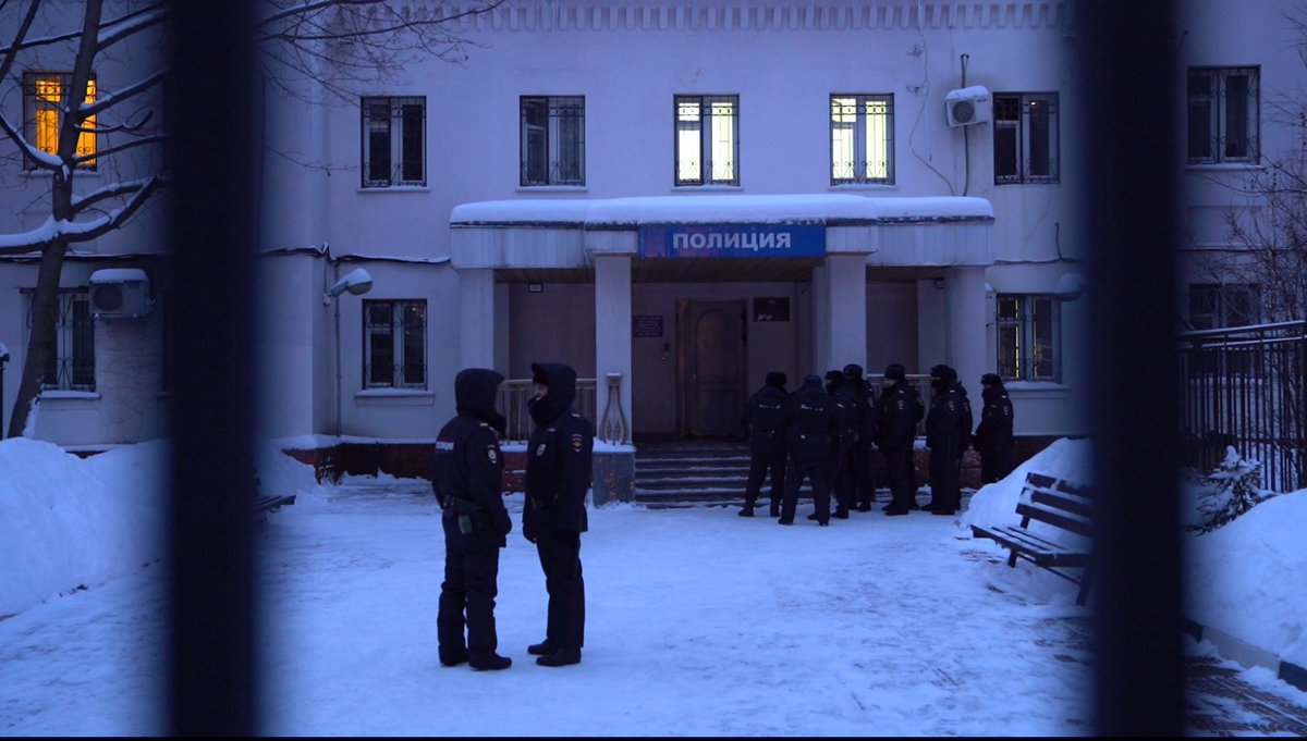 Während wir heute Abend noch vor der Polizeistation auf die Abführung von Nawalny gewartet haben, fiel mir auf wie die Polizisten um mich herum froren. In ihren Schuhen, die nicht gemacht sind für die kalten Temperaturen, fingen sie an von einem Bein aufs andere zu treten.