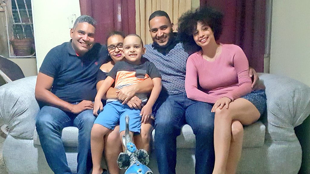 stephelena08's tweet photo. My family.. aileyim https://t.co/VrKMAuhXGL