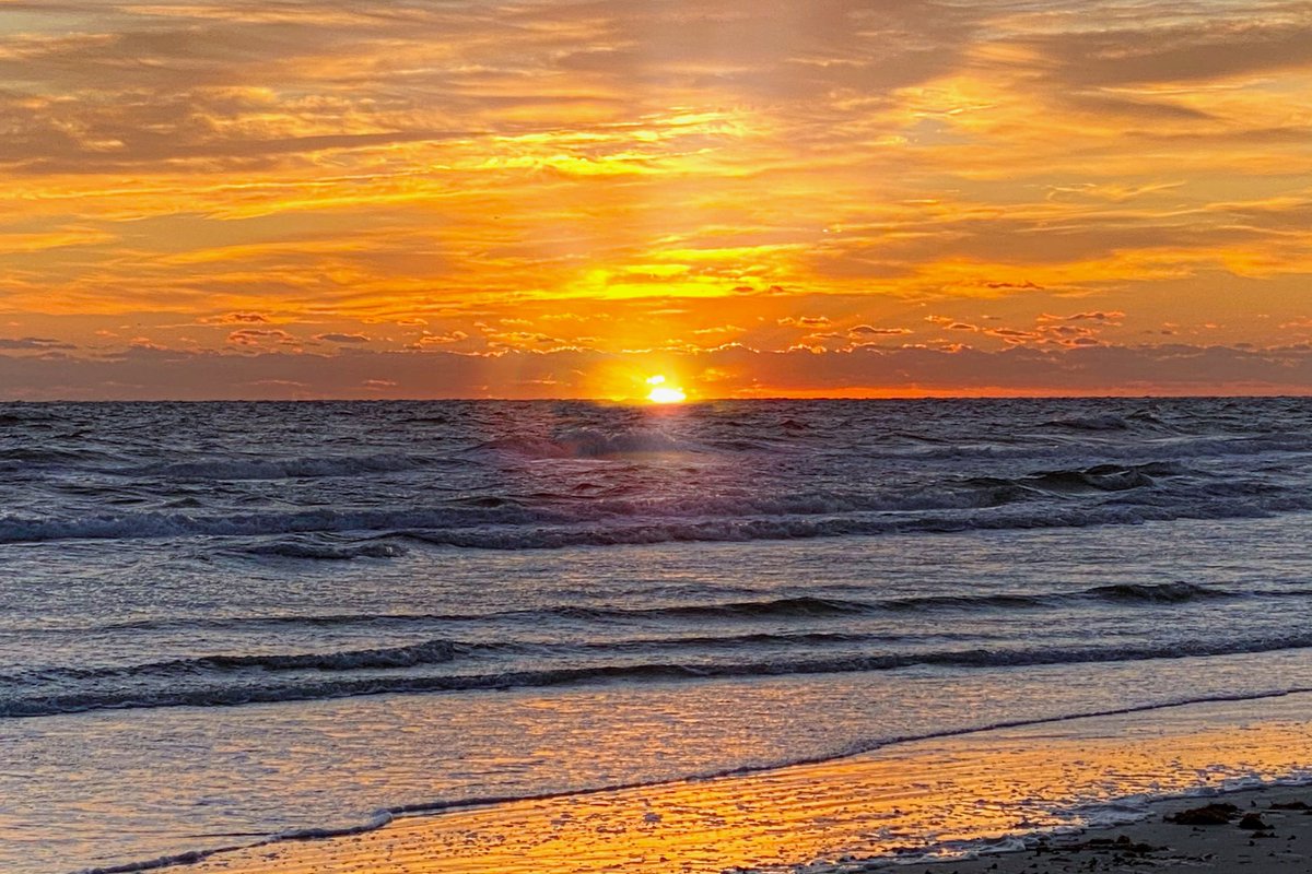 What does $700K buy in #NewSmyrnaBeach #Florida?

🧜🏻‍♀️Find Your 🏝Oasis👇🏻Click Here👇🏻
bit.ly/Whatdoes700KBu…

#MoveToNSB #MoveToFlorida #NSB #NSBHomes #NSBCondos #RealEstate #REALTOR #BeachHouse #DreamHome #CoastalLiving #BeachTown #Ocean #Beach #LoveWhereYouLive #HappyPlace