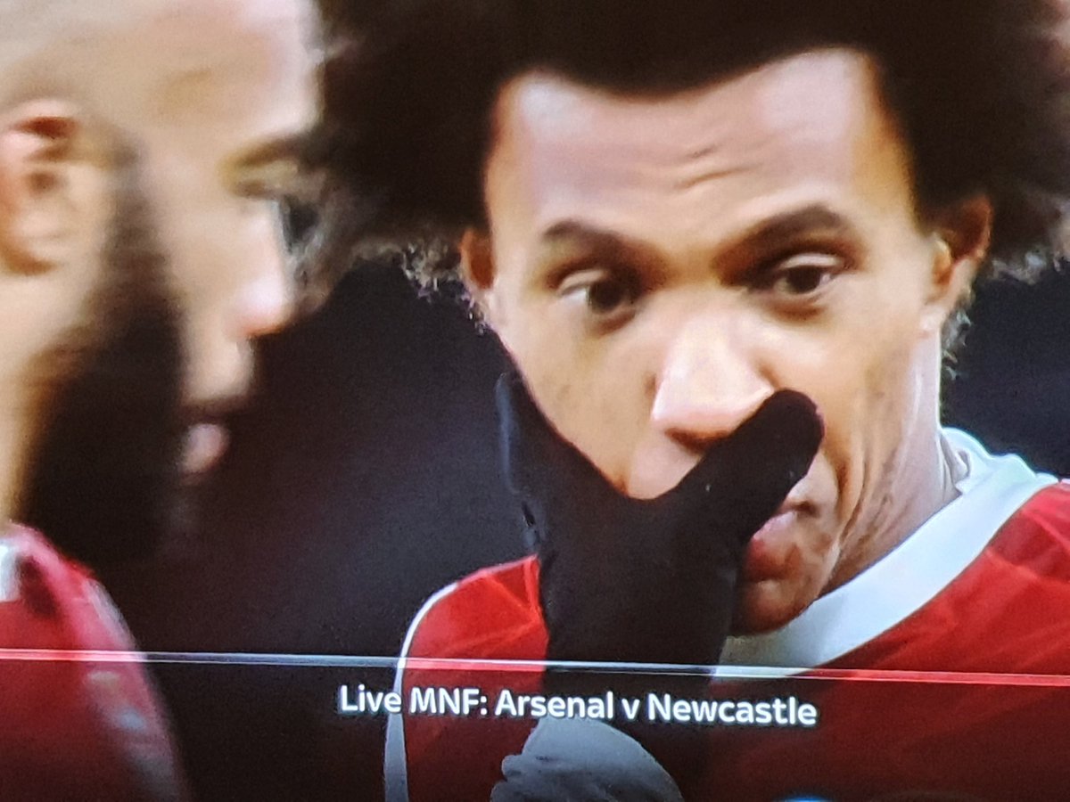 <a href="/SkyFootball/">Sky Sports Football</a> Beggars belief you're broadcasting a <a href="/premierleague/">Premier League</a> #Football player wiping his teammate's nose during time of #Lockdown #Covid #Pandemic when everyone is supposed to be making an effort not to spread the #virus! 
Points deducted
#Arsenal