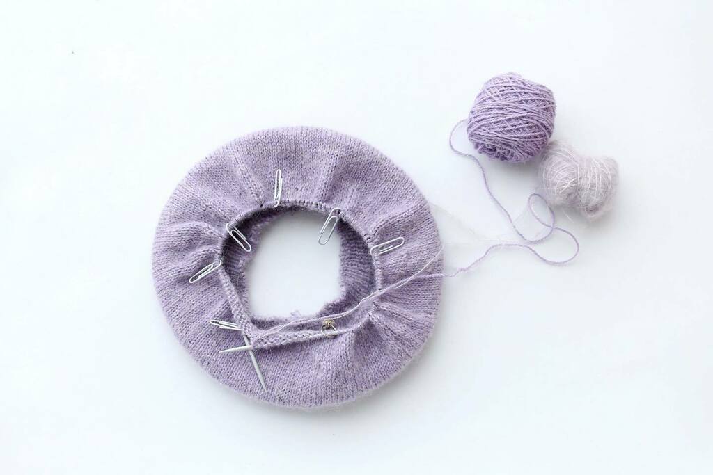 matemocrafts's tweet photo. Nunca pensé que me iba a hacer tanta ilusión tejer una boina, cuando era pequeña las odiaba y ahora no veo la hora de estrenarla 🌚🌸💜
⁠
#beretno1 #myfavoritethingsknitwear #makeninechallenge #makeninechallengematemo⁠ #knitting #knittedaccesories #… https://t.co/9CEz3An2hb https://t.co/KG34YQ5gS3