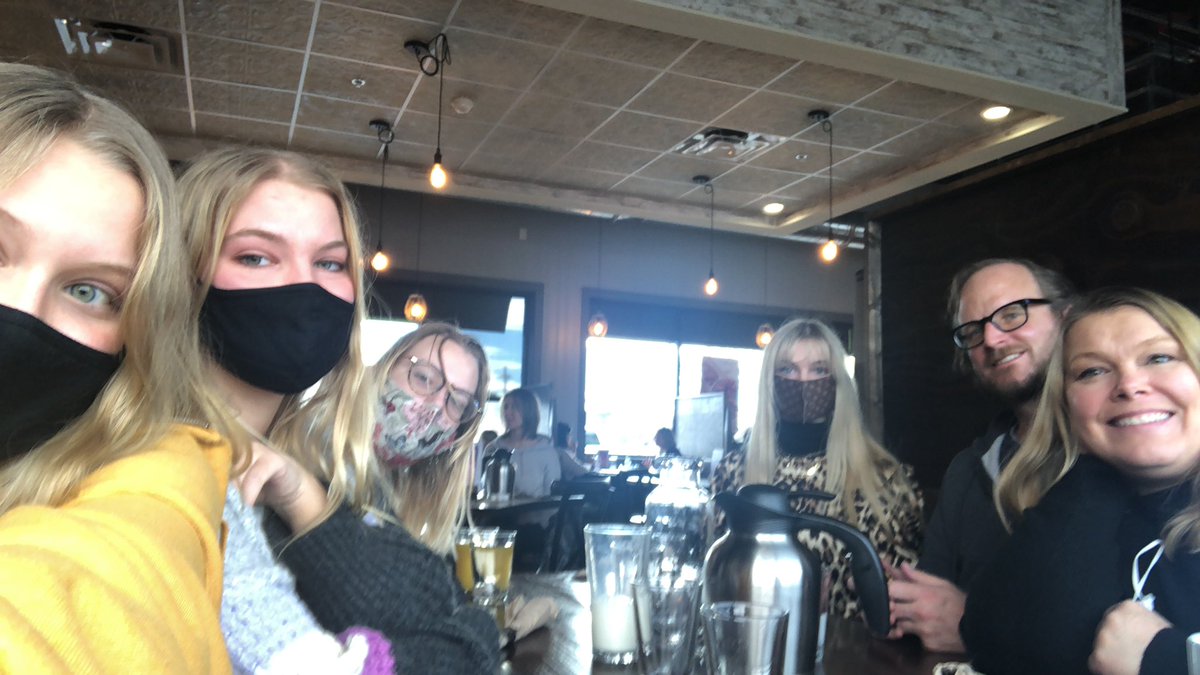 HatchMazzy's tweet photo. #familyphoto #brunch #agirlwasstaringatmethroughthewindow https://t.co/Vj53JGSz37