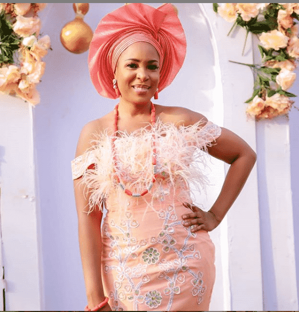 willamazen's tweet photo. Nigerian blogger, Linda Ikeji wrecks a lady who mocked her for having stretch marks on her body

Taking to instagram, The blogger shared photo of herself showing her lovely body and thigh as a fan interrupts.  #LINDAIKEJI

https://t.co/2hIDFnpd4H https://t.co/mBHzCs7kHe