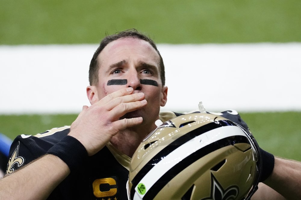 wdsu's tweet photo. EMOTIONAL PHOTOS: Saints Quarterback Drew Brees did the only thing he knew to do after a loss like that against the Bucs last night...spend two hours with his family after the game in the endzone. ⚜️ https://t.co/yOg9s4MU7X