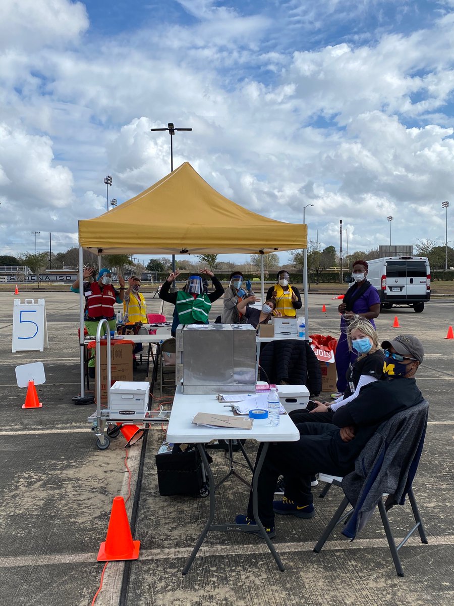 doctahelle's tweet photo. On this #MLKDay2021, a bow of respect to the #frontlineheroes who serve every day, and my co-volunteers at #coronavirus #MassVaccination working so hard to get #ShotsInArms in #Houston ! https://t.co/RYdymOIcDD
