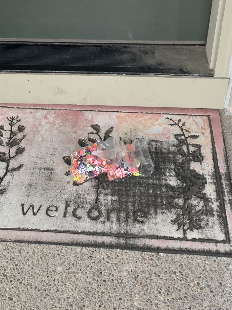 bshilliam's tweet photo. The best kind of doorbell ditch...the one where you get yummy candies straight from Italy. Thanks @lorenzoaiello 👋 https://t.co/yn2Sypdsmt