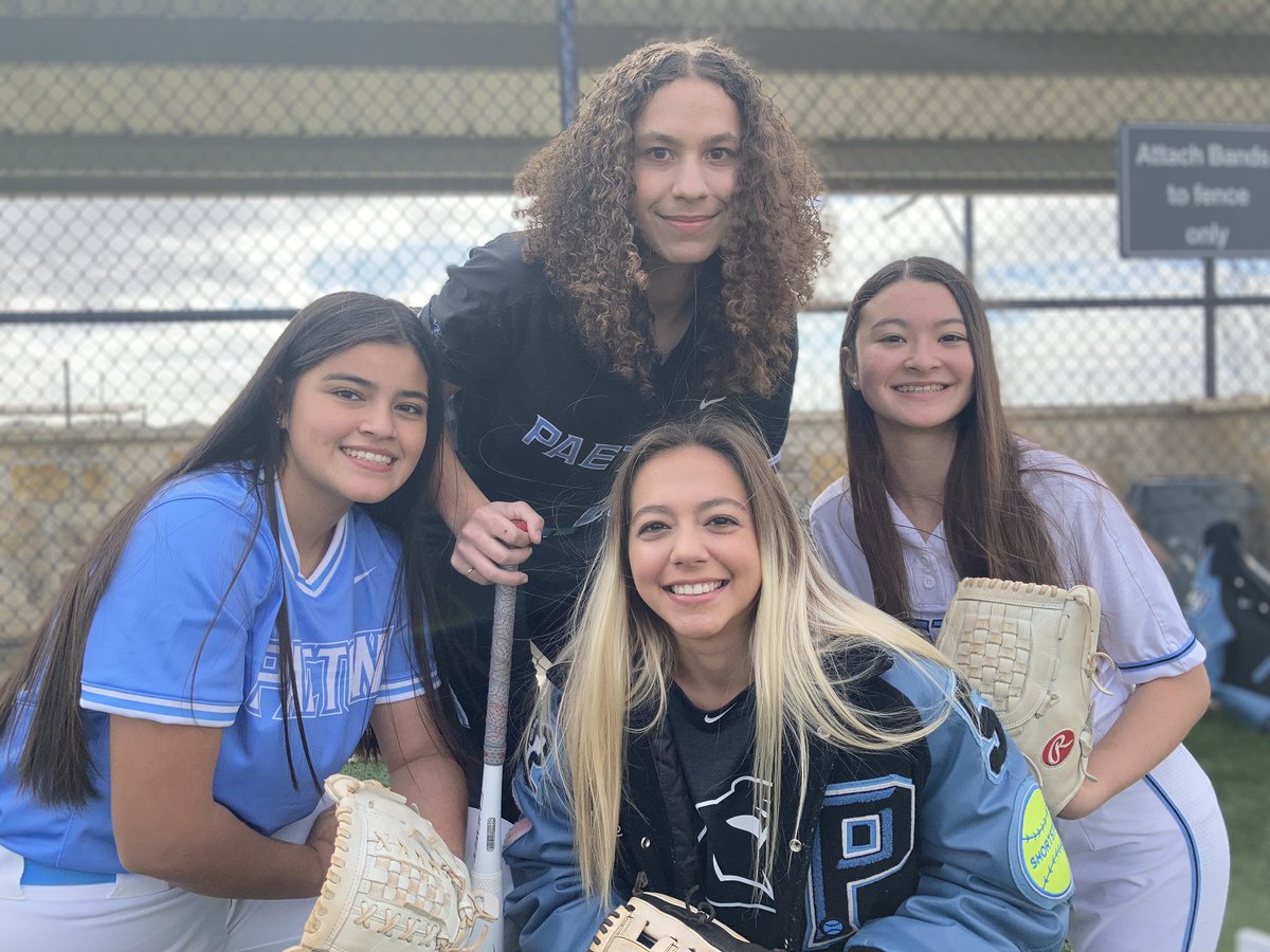 vypehouston's tweet photo. VYPE 🥎 &amp; ⚾️ Photoshoot powered by @Whataburger: Public schools starting to roll in! @PaetowSoftball @sfhssball | @bh_softball repping the H today!! #Whatasnap https://t.co/xQHUs3u1jV