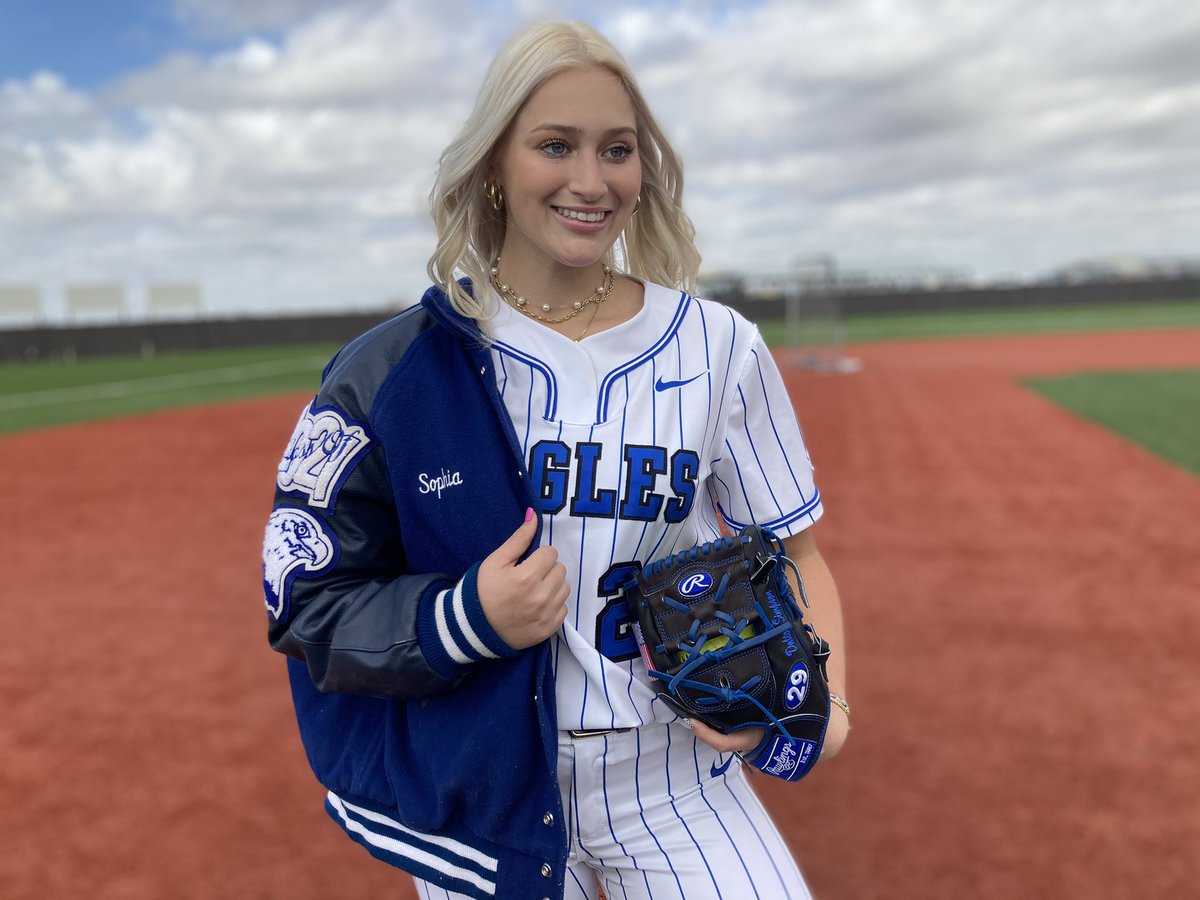 vypehouston's tweet photo. VYPE 🥎 &amp; ⚾️ Photoshoot powered by @Whataburger: Public schools starting to roll in! @PaetowSoftball @sfhssball | @bh_softball repping the H today!! #Whatasnap https://t.co/xQHUs3u1jV