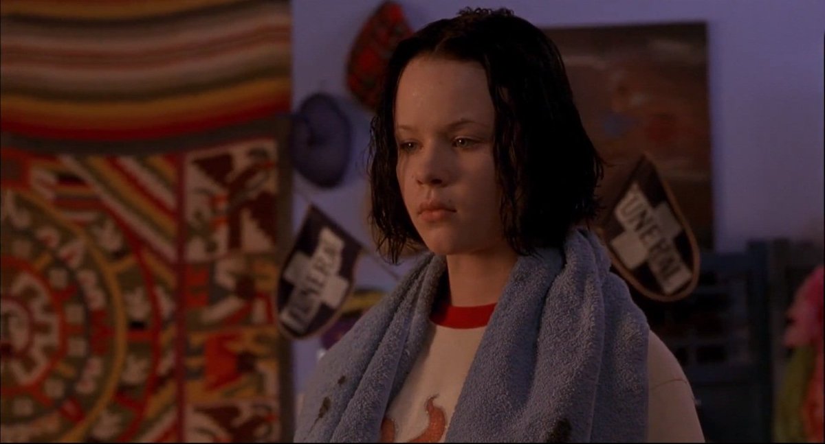 "Hiç kimseye bir şey söylemeden herhangi bir yere gitmeyi düşünürdüm hep. Ve böylece ortadan kaybolmuş olurdum."

🎬 Ghost World (2001)