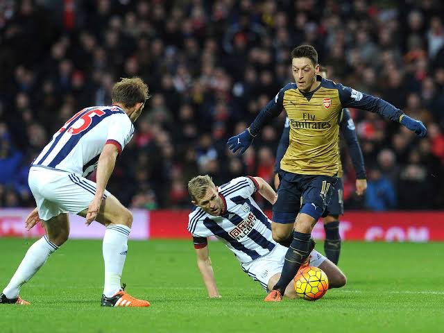 Özil then assisted in 7 consecutive PL games. Record breaking.