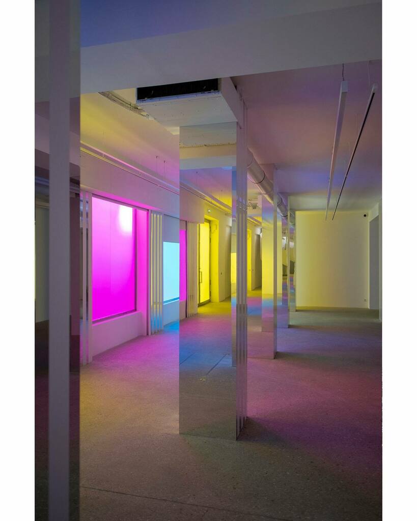 10000_lux's tweet photo. Exposition « Simultanément, travaux in situ et en mouvement » de Daniel Buren et Philippe Parreno Galerie @kamelmennour 6/6 #art #installation #buren #parreno #lumiere #reflection #immersion #contemporaryart #colours #lightart #perspective #yellow #blue #magenta #mirrors #light https://t.co/v4OdHqKJA3