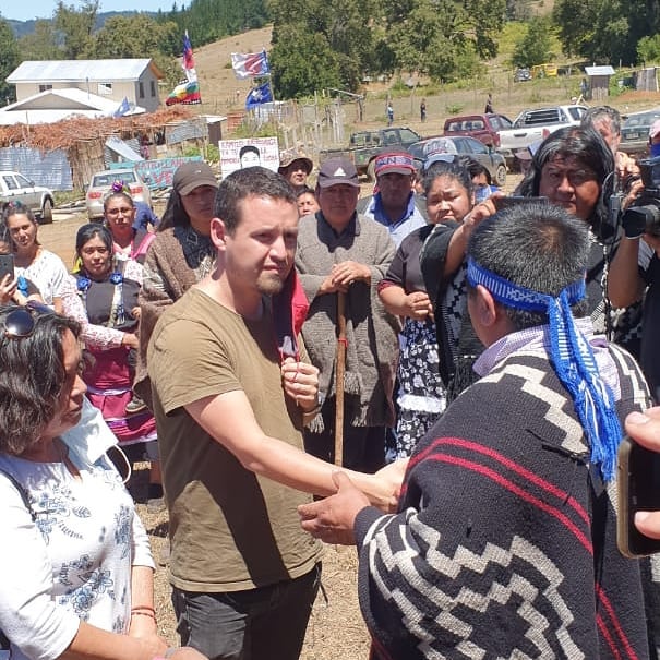 Pedro Cayuqueo (@pcayuqueo) on Twitter photo En estos momentos Ramón M. Balcazar, hermano del PDI que perdió la vida en el operativo en #Temucuicui, saluda a Marcelo Catrillanca, padre de Camilo. Respeto y diálogo entre pueblos es la clave de una sana convivencia. Foto e info de <a href="/RoyoManuela/">Manuela Royo Letelier | Vocera nacional @modatima_</a> En estos momentos Ramón M. Balcazar, hermano del PDI que perdió la vida en el operativo en #Temucuicui, saluda a Marcelo Catrillanca, padre de Camilo. Respeto y diálogo entre pueblos es la clave de una sana convivencia. Foto e info de <a href="/RoyoManuela/">Manuela Royo Letelier | Vocera nacional @modatima_</a>
