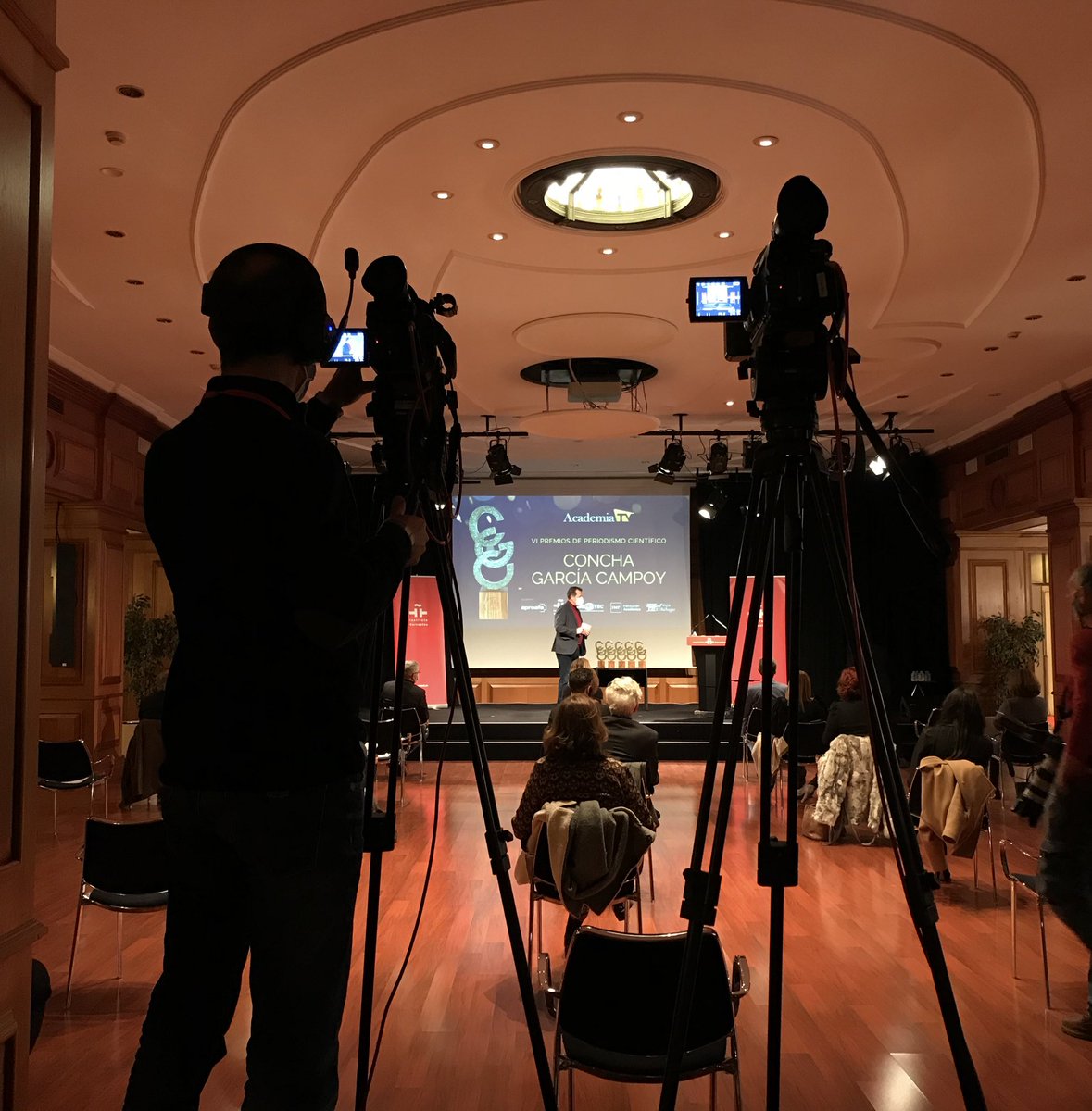 academia_tv's tweet photo. Desde el @InstCervantes, comienza el acto de entrega de los Premios de Periodismo Científico #ConchaGarcíaCampoy. Presenta @CGHIRSCHFELD y colaboran @Murprotec, #Aproafa, @IMFFormacion y #FincaElRefugio
#PremiosCGC
https://t.co/5CgdAA0WNt https://t.co/fM7liug76z