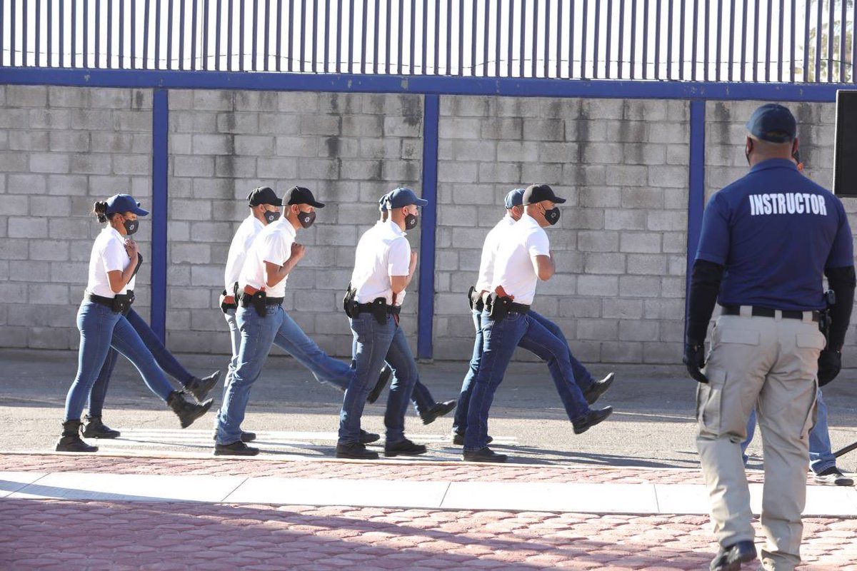 Esta mañana se realizó la graduación de los 50 cadetes que culminaron su formación inicial en la academia de la @DMSPDGO para formar parte del servicio activo de elementos de la policía vial y preventiva. https://t.co/g4jpsifgex