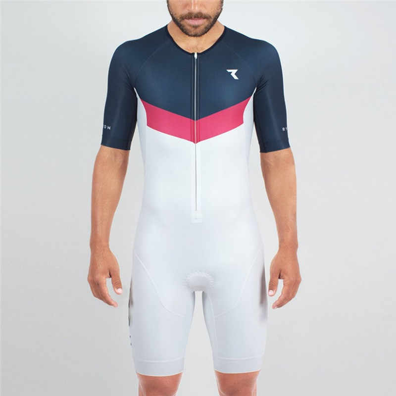 AmbElCapRapat's tweet photo. Hi ha quelcom més ridícul que la roba de ciclista?? https://t.co/UXZb4hIeJb