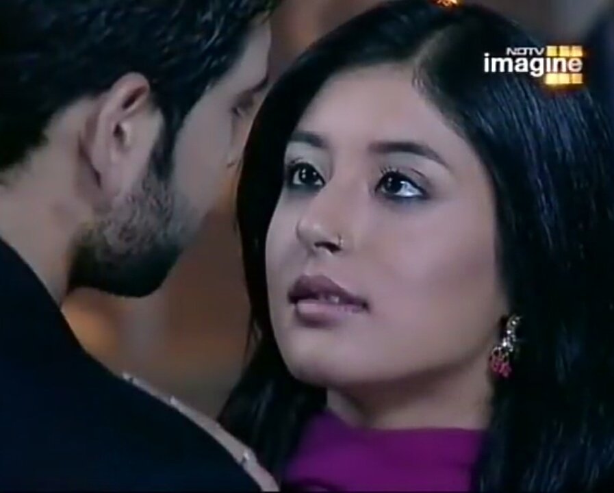 Arjun: agar tum dile ki liye dunya de sakté ..tu mai es pal ki liye zindagi de sakté bas yeh mohabbat 
#12YearsOFKMH