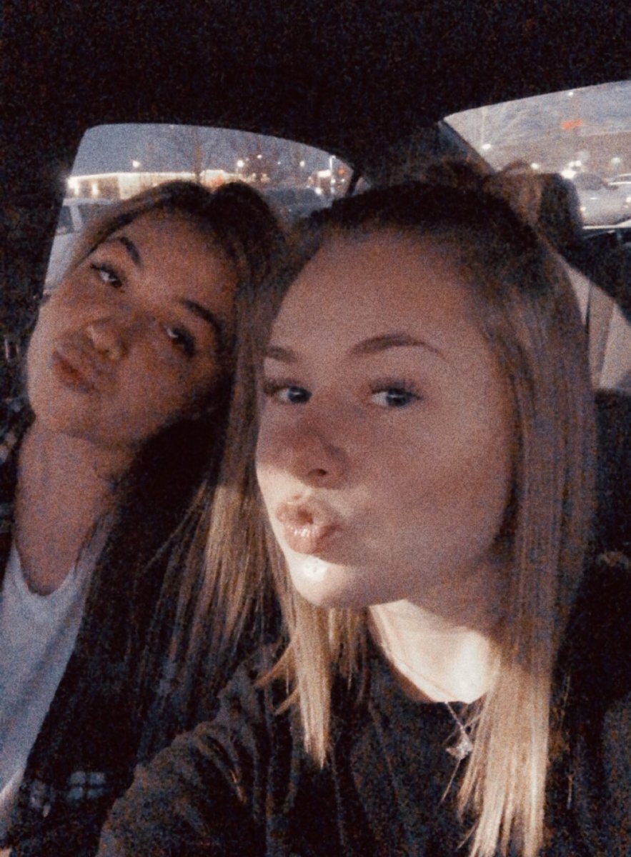 alexishoffecker's tweet photo. Happy birthday to my soul sista/ roommate/mom, ily 👩🏽‍🤝‍👩🏼🤍 @elenaandrews01 https://t.co/28uffqb7Aq
