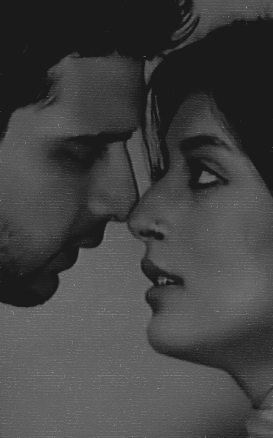 mirha_noor13's tweet photo. Tum ko choo ke bhi choone ko karta hai dil...
Paa ke bhi paane ko karta hai dil...

*inserting bht saare safaid dil*

#12YearsOfKMH https://t.co/aqmIUaNq1H