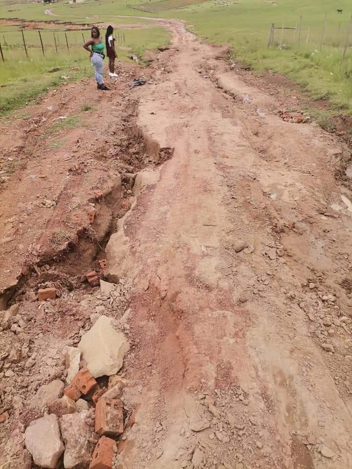 michael_shinto's tweet photo. MR President sicela ukwenzela indlela kwilali zase Ngcobo, ingakumbi lali yase Clarkebury kunye nelali ezigqonge u Mjanyane hospital https://t.co/5gK6kGCNnE
